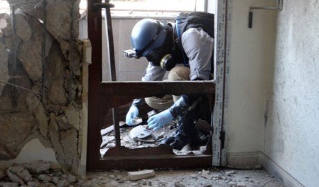 UN arms expert collects samples, Ghouta